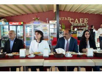 Hdp Adayları Basınla Bir Araya Geldi