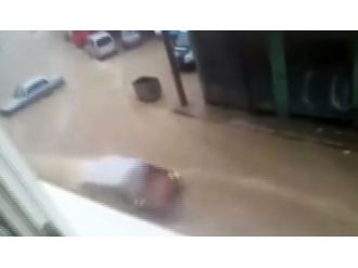 Sel Suları Araçları Bile Sürükledi