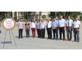 Tapu Müdürlüğü Personeli Çelenk Sundu