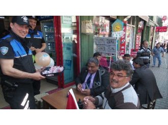 Polis Engellilere Lokum Dağıttı