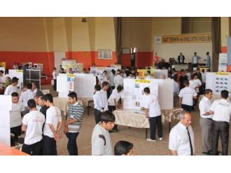 Elazığ’da Liseli Gençler, Bilim Fuarı’nda Projelerini Tanıttı