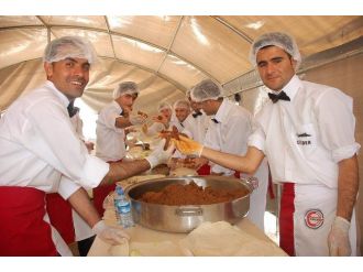 Cumhurbaşkanı Erdoğan’ın Ziyareti Öncesi 2 Ton Çiğköfte Yoğruldu