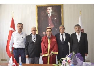 Rektör Kaya Ahilik Kaftanı Giydi