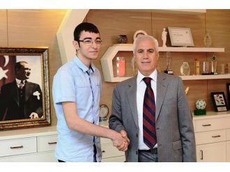 Sosyal Medya Kurucusu Lise Öğrencisine Bozbey’den Destek