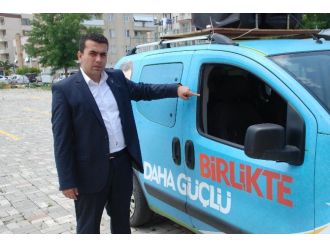 İzmir’de Ak Parti Seçim Aracına Saldırı