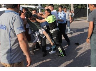 Aracıyla Takla Atan Genç, Kendisini Hastaneye Götürmek İsteyen Polislere Direndi