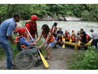 Tekerlekli Sandalyeden İndi Rafting Botuna Bindi