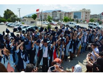 Adü Söke Sağlık Hizmetleri Meslek Yüksekokulu’nda Mezuniyet Sevinci