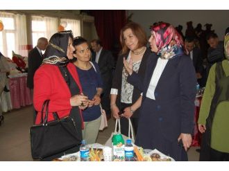 Kız Öğrencilerinden Yılsonu Sergisi