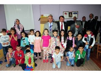 Prof. Dr. Çaha Çocuklara Süt Dağıttı