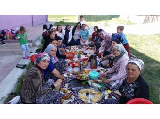 Anaokulu Öğrencileri İle Annelerinin Piknik Keyfi
