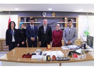 Öğrencilerden Başkan Şahiner’ Plaket
