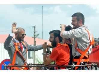 Davutoğlu’nun Dikkatini Çekmek İçin Bakın Ne Yaptı