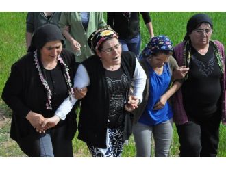 O Aile Ağıtlarla Toprağa Verildi