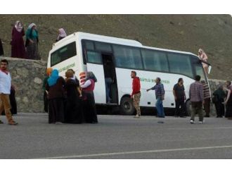 Öğrencileri Taşıyan Otobüs Kaza Yaptı !