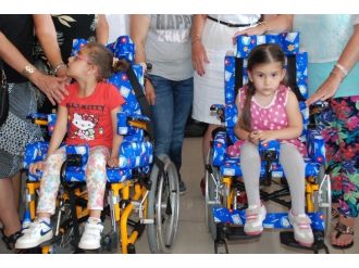 Didim’de Yabancılar 2 Engelli Çocuğu Sevindirdi