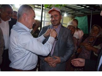 Ak Partili Berber, Ceketini Çıkarıp Verdi