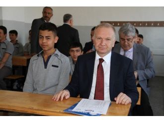 Vali Ceylan, ‘Fatih Projesi’ Kapsamında Öğrencilere Tablet Bilgisayar Dağıttı