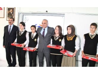 Elazığ’da Fatih Projesi Kapsamında Tablet Dağıtıldı