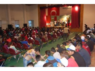 Muş’ta ‘Ya Umutlarda Biterse’ Adlı Tiyatro Oyununu Sahnelendi