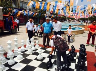 Akyazı Belediyesi’nden Çarşıya Satranç Takımı