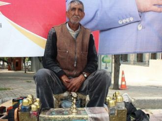 Ekmeğini 55 Yıldır Ayakkabı Boyayarak Kazanıyor