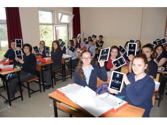 Atatürk Anadolu Lisesi Öğrencileri Tabletlerine Kavuştu