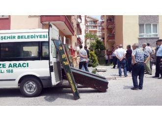 Cinnet Getiren Polis Eşini Ve Kızını Vurup İntihar Etti