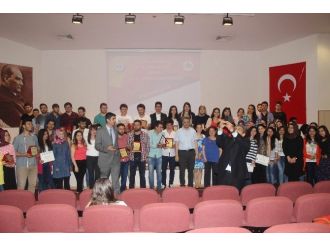Erü İşletme Bölümü Sosyal Sorumluluk Projelerine Katılan Öğrencilere Sertifika Verdi