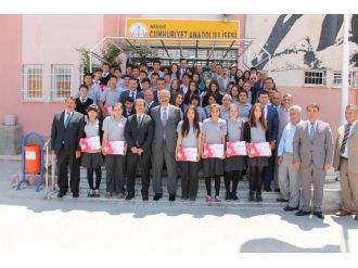 Niğde’de Lise Öğrencilerine Tablet Dağıtıldı