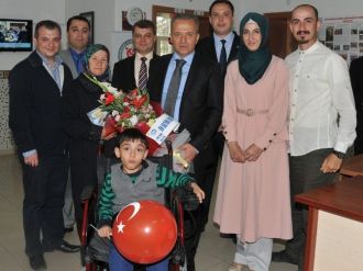 Din Kültürü Öğretmenleri Grubu Afyonkarahisar’da Bir Engelli Çocuğu Sevindirdi