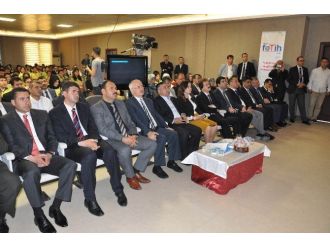 Bakan Yılmaz Öğrencilere Tablet Dağıttı