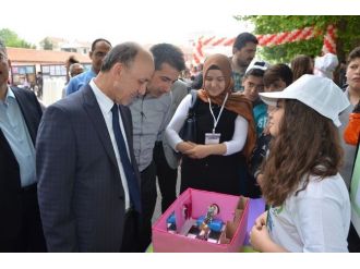 Öztürk Bilim Fuarını İnceledi