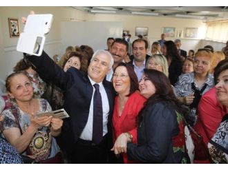 Kadın Lokalini Açan Başkan Bozbey Kadınlarla Selfie Yaptı