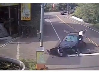 Yoldaki Her Motosikletliye Çarptı
