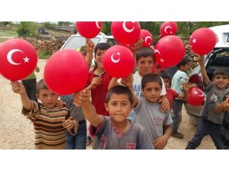 Mhp Milletvekili Adayları Dicle İlçesinde Çocuklara Türk Bayraklı Balon Dağıttı