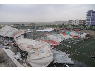 Cizre’de Şiddetli Rüzgar Halı Sahayı Yıktı