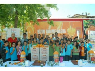 Miniklere Taze Sıkılmış Portakal Suyu