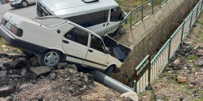 Trafik kazası sonrası otomobil su kanalı üzerinde askıda kaldı