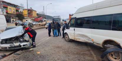 Kahramanmaraş’ta Servis Aracı ile Otomobil Çarpıştı: 2 yaralı