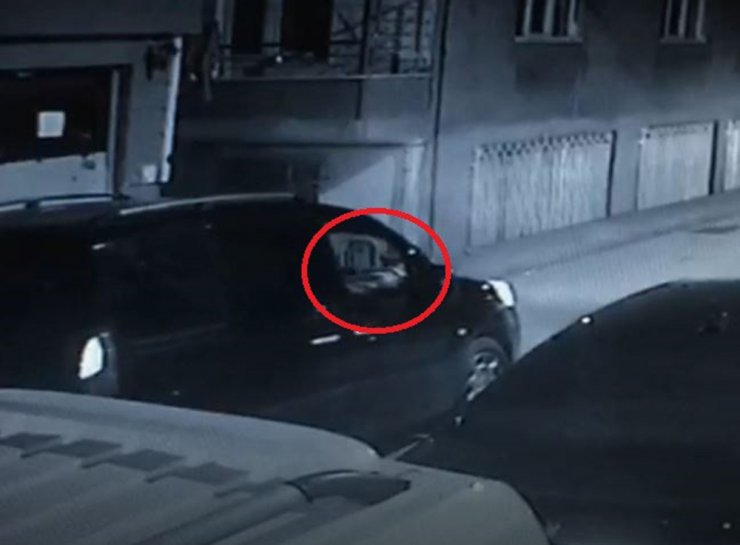 Terör estirdi: Tekme atıp, ateş açtı