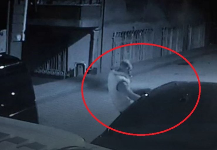 Terör estirdi: Tekme atıp, ateş açtı