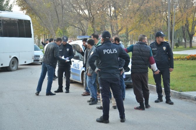 Suriyeliler ekmek ve kahve için sokak ortasında kavga ettiler