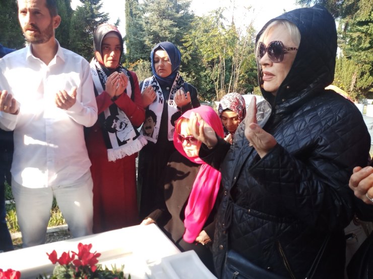 Müslüm Gürses mezarı başında dualarla anıldı