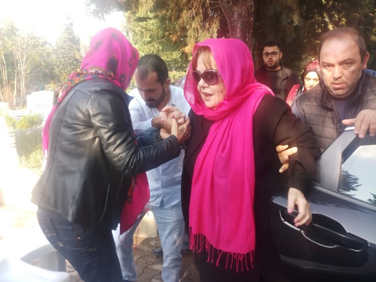 Müslüm Gürses mezarı başında dualarla anıldı