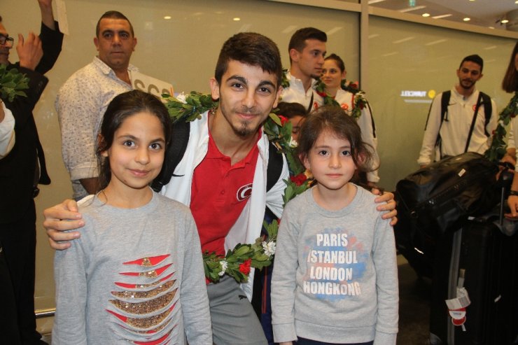 Şampiyon milliler yurda döndü