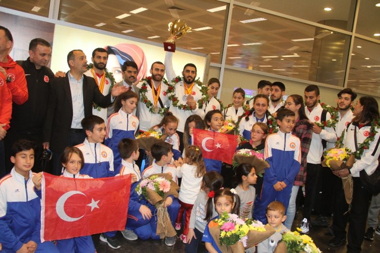 Şampiyon milliler yurda döndü