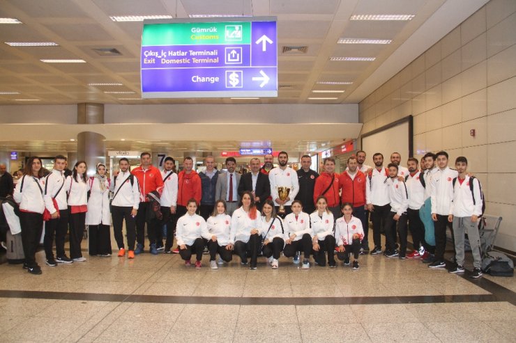 Şampiyon milliler yurda döndü
