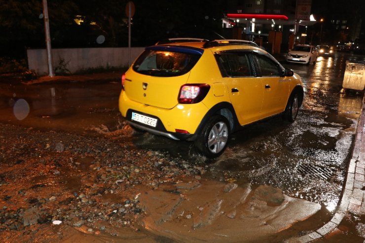 Otoparkı su bastı, araçlar suya gömüldü