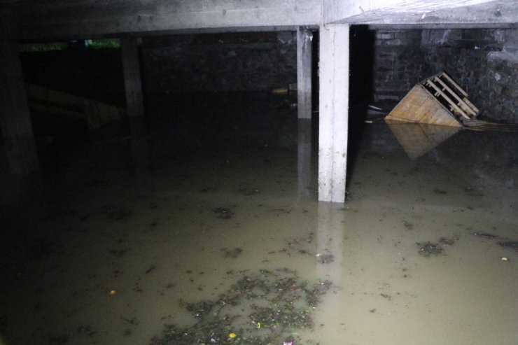 Otoparkı su bastı, araçlar suya gömüldü